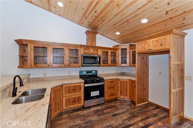 Detail Gallery Image 11 of 32 For 878 Fir Ln, Big Bear City,  CA 92314 - 3 Beds | 2 Baths