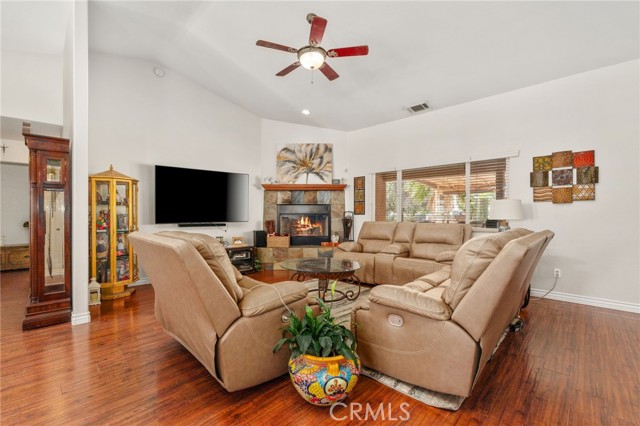 Detail Gallery Image 9 of 60 For 15015 Sycamore St, Hesperia,  CA 92345 - 4 Beds | 2/1 Baths