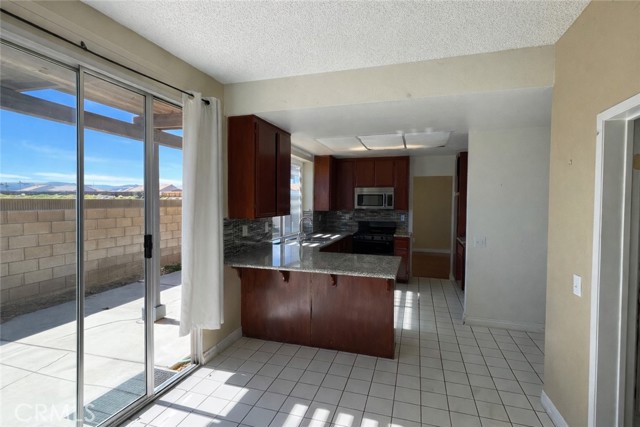 Detail Gallery Image 12 of 22 For 14527 Pony Trail Rd, Victorville,  CA 92392 - 4 Beds | 2/1 Baths