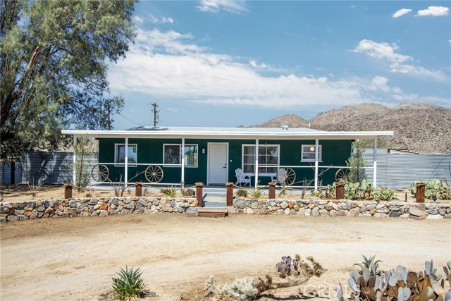 4574 Avenida Del Sol, Joshua Tree CA: https://media.crmls.org/medias/36c7eb88-f96f-4ba2-9255-6f96a82f2d12.jpg
