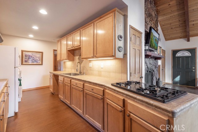 Detail Gallery Image 8 of 29 For 817 E Barker, Big Bear City,  CA 92314 - 3 Beds | 2 Baths