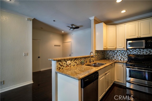 Detail Gallery Image 5 of 12 For 300 N El Molino Ave #216,  Pasadena,  CA 91101 - 2 Beds | 2 Baths