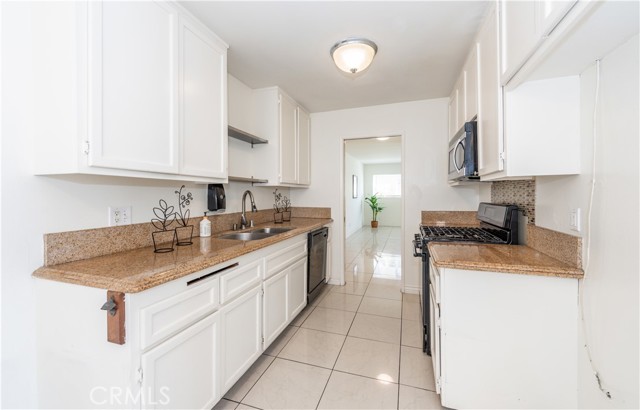 Detail Gallery Image 5 of 13 For 16052 Waikiki Ln, Huntington Beach,  CA 92649 - – Beds | – Baths
