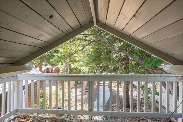 989 Cameron Drive, Big Bear Lake CA: https://media.crmls.org/medias/36d196bc-5b8c-489c-afe0-8157ea60ce0d.jpg