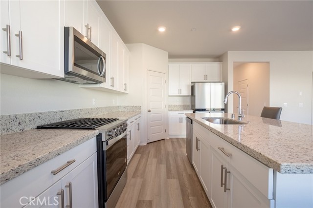 Detail Gallery Image 11 of 30 For 19536 Hanging Rock Rd., Lake Elsinore,  CA 92532 - 4 Beds | 3 Baths