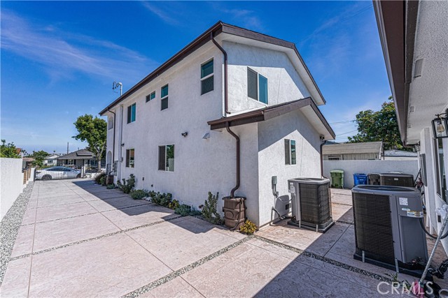 Detail Gallery Image 3 of 40 For 1031 S Bonnie Beach Pl, East Los Angeles,  CA 90023 - 5 Beds | 3 Baths