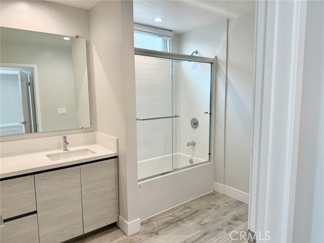 Detail Gallery Image 8 of 23 For 5820 La Mirada Ave #204,  Hollywood,  CA 90038 - 3 Beds | 2 Baths
