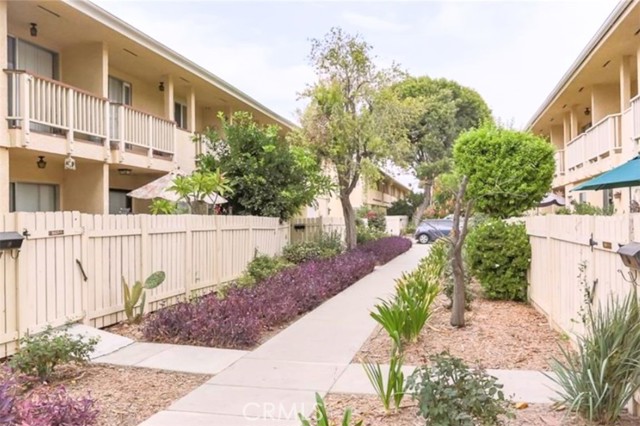 Detail Gallery Image 2 of 18 For 8100 Canby Ave #4,  Reseda,  CA 91335 - 2 Beds | 2 Baths