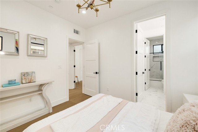 Detail Gallery Image 11 of 33 For 2414 Clark Ln #B,  Redondo Beach,  CA 90278 - 4 Beds | 4/2 Baths