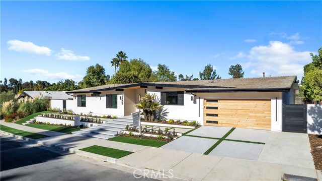 Detail Gallery Image 3 of 38 For 18829 Paseo Nuevo Dr, Tarzana,  CA 91356 - 4 Beds | 4/1 Baths