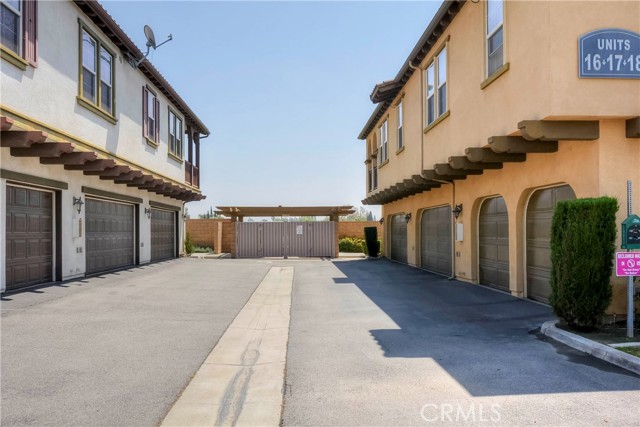 Detail Gallery Image 4 of 17 For 2750 E Oak Hill Dr #16,  Ontario,  CA 91761 - 3 Beds | 2 Baths