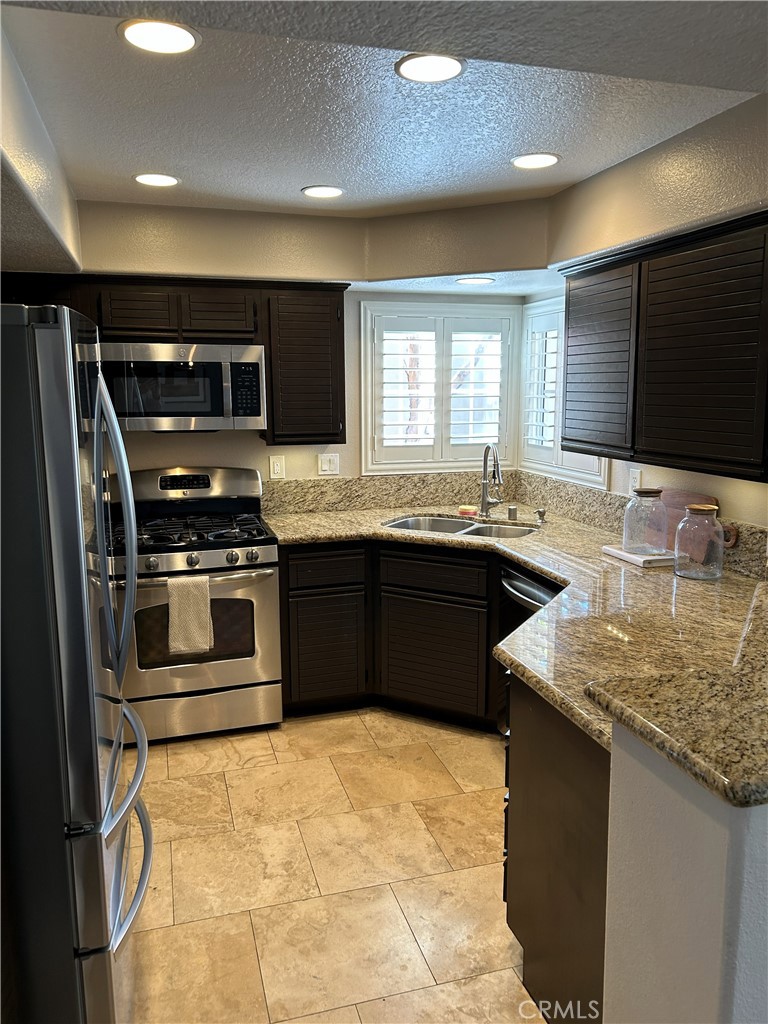 https://media.crmls.org/medias/36e10ff5-dea9-4f3c-ad57-c9a7cbb37447.jpg?preset=X-Large