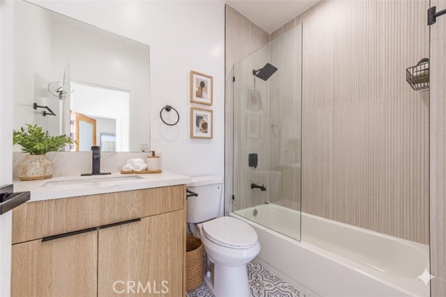 Detail Gallery Image 7 of 75 For 5209 W 20th, Los Angeles,  CA 90016 - – Beds | – Baths