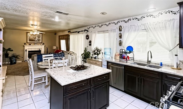 Detail Gallery Image 10 of 41 For 15605 Fairbanks Dr, Victorville,  CA 92394 - 6 Beds | 3/1 Baths