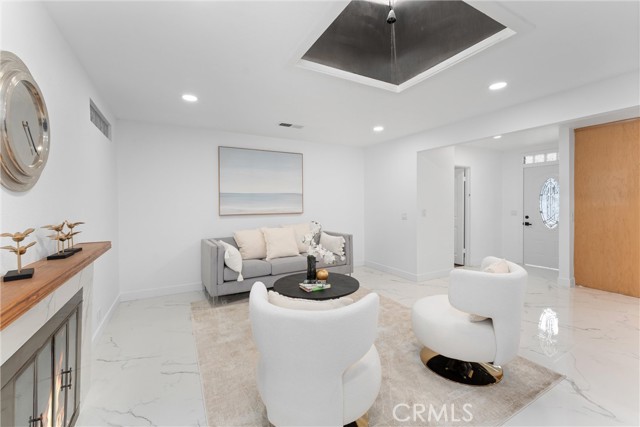 12611 Loraleen Street, Garden Grove CA: https://media.crmls.org/medias/36e398d8-cd40-433f-870d-7248c923c360.jpg