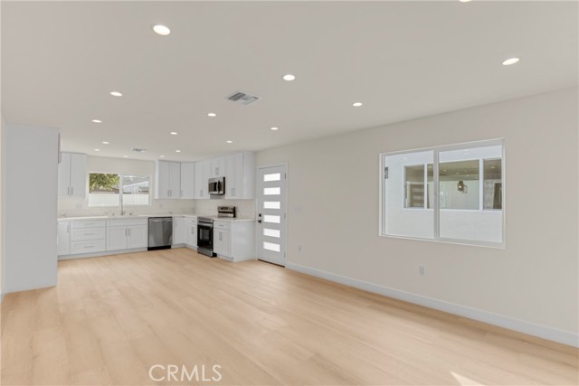 Detail Gallery Image 31 of 39 For 7040 Tyrone Ave, Van Nuys,  CA 91405 - 6 Beds | 4/1 Baths