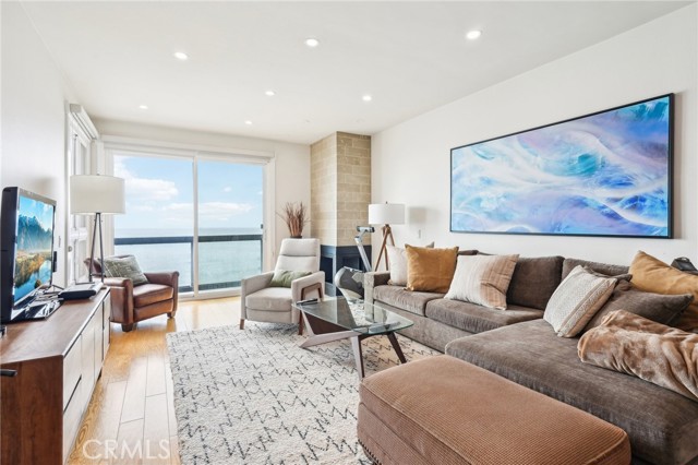 Detail Gallery Image 4 of 42 For 575 Esplanade #205,  Redondo Beach,  CA 90277 - 2 Beds | 2 Baths