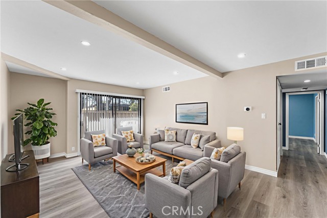 Detail Gallery Image 2 of 48 For 15511 Sherman Way #1,  Van Nuys,  CA 91406 - 2 Beds | 2 Baths