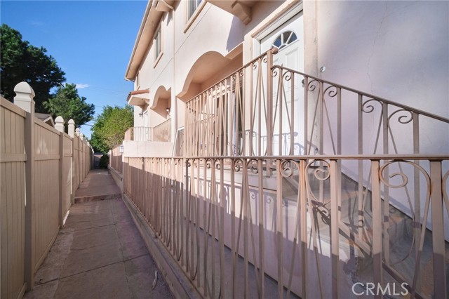 Detail Gallery Image 3 of 37 For 17311 Chatsworth St #4,  Granada Hills,  CA 91344 - 3 Beds | 2/1 Baths