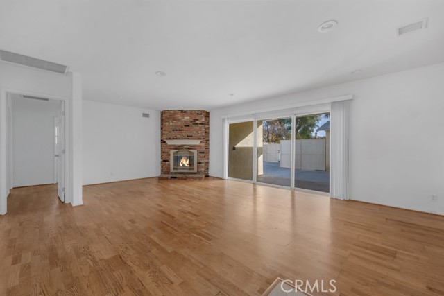 7758 Mason Avenue, Winnetka CA: https://media.crmls.org/medias/36efc807-95f7-4c70-a658-6b02e74e01ae.jpg