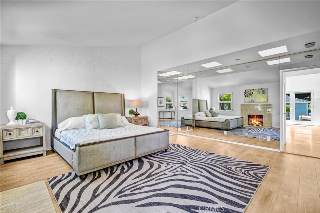 https://media.crmls.org/medias/36f03988-78ab-400d-b5fe-fd076d0c344e.jpg?preset=X-Large