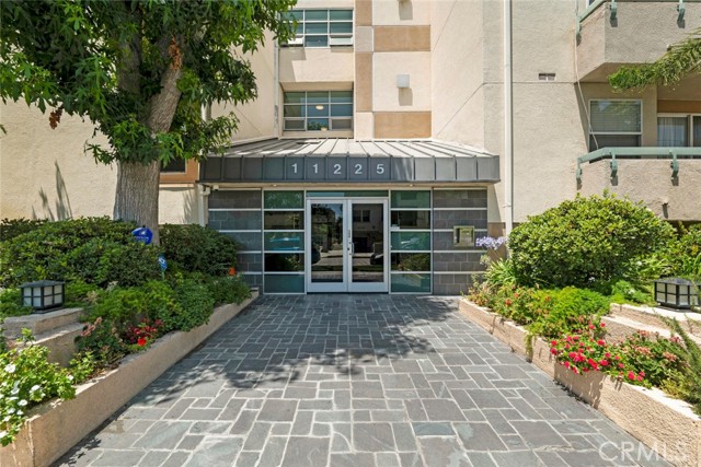11225 Peach Grove Street, North Hollywood CA: https://media.crmls.org/medias/36f292e1-55fd-45a3-953f-52da08011a91.jpg