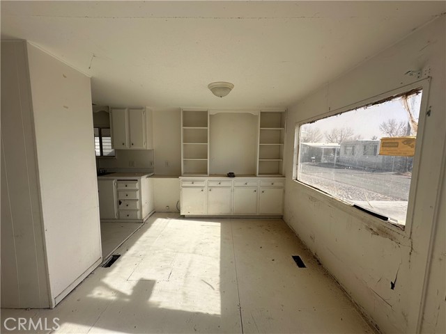 251 S Colorado River Road, Blythe CA: https://media.crmls.org/medias/36f2f36f-4201-4bd6-8525-d4b18afbc97a.jpg