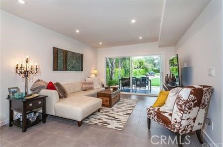 6236 Capistrano Avenue, Woodland Hills CA: https://media.crmls.org/medias/36f43353-d8ba-4d37-9a4b-853dc6c05665.jpg