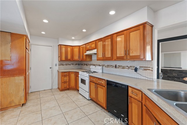 Detail Gallery Image 8 of 45 For 23859 South Rd, Apple Valley,  CA 92307 - 4 Beds | 2 Baths