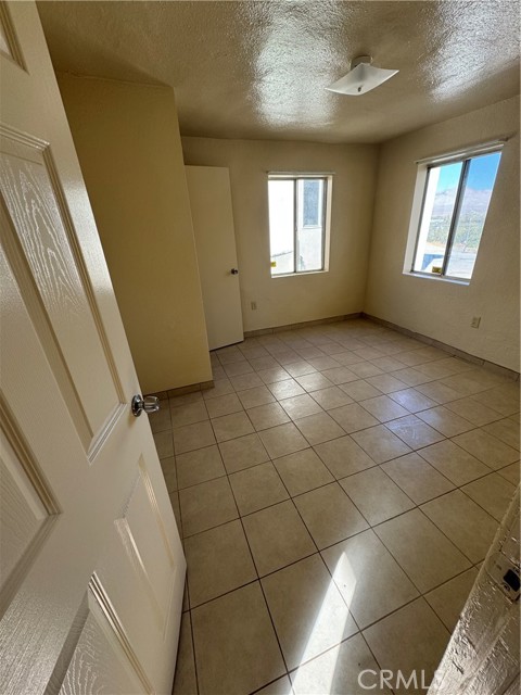 Detail Gallery Image 7 of 13 For 15564 1st St, Victorville,  CA 92395 - 4 Beds | 2 Baths