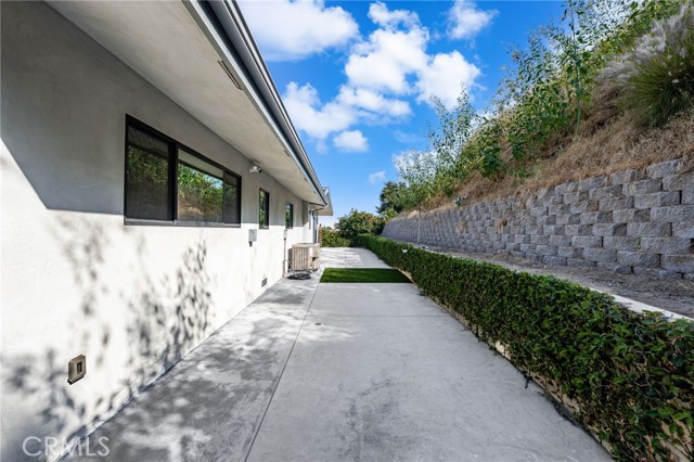 325 N Madison Avenue, Monrovia CA: https://media.crmls.org/medias/36f9b134-ba1c-44f4-86f3-666100bae2d7.jpg