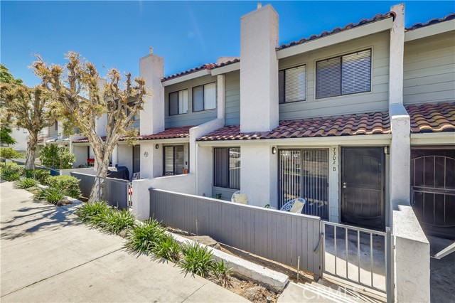 Detail Gallery Image 3 of 59 For 7302 Bright Ave #B,  Whittier,  CA 90602 - 2 Beds | 3 Baths