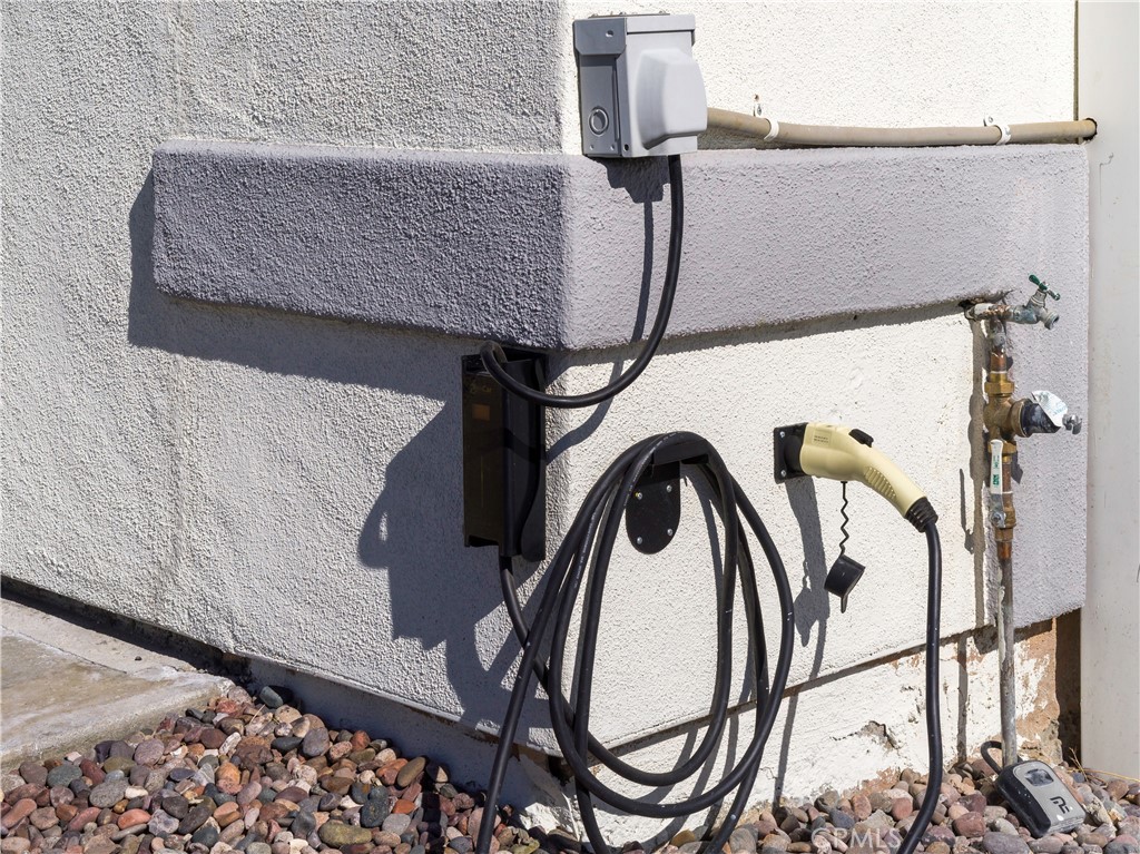 https://media.crmls.org/medias/36fa1a09-a000-4f5d-9821-cf5c9e509db2.jpg?preset=X-Large