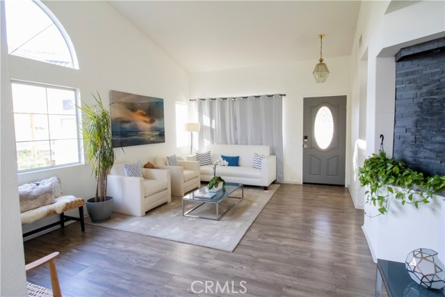 15303 Lakebreeze Lane, Lake Elsinore CA: https://media.crmls.org/medias/3700db44-f772-4c3d-a10e-fad1efc7f1df.jpg