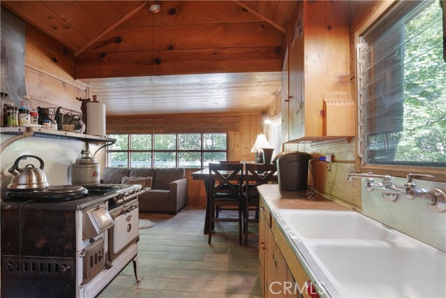 Detail Gallery Image 12 of 29 For 825 Cottage Grove Rd, Lake Arrowhead,  CA 92352 - 2 Beds | 1 Baths