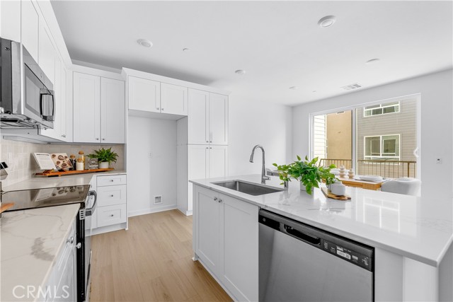 Detail Gallery Image 5 of 25 For 9423 1/2 N Sepulveda Blvd. #3,  North Hills,  CA 91343 - 2 Beds | 2/1 Baths