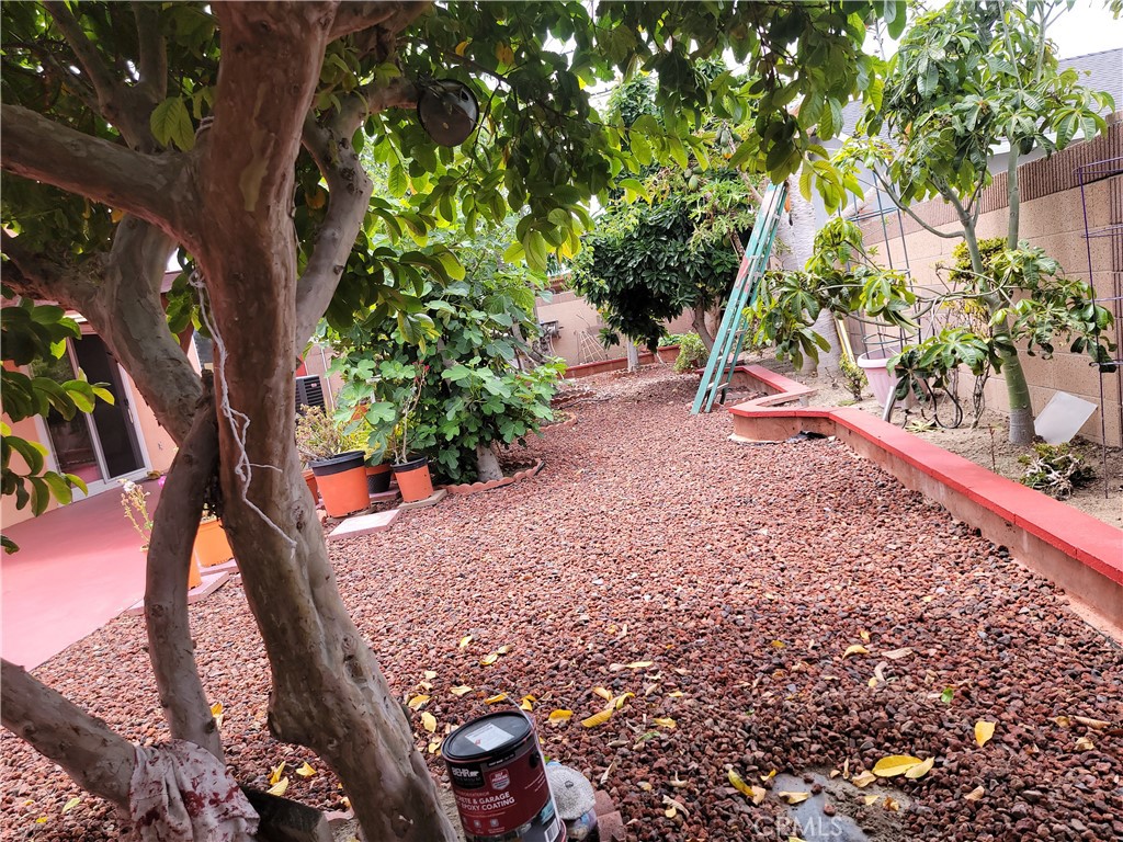 https://media.crmls.org/medias/370b013e-3d88-44a5-8e59-8cdf0ec7d4d1.jpg?preset=X-Large