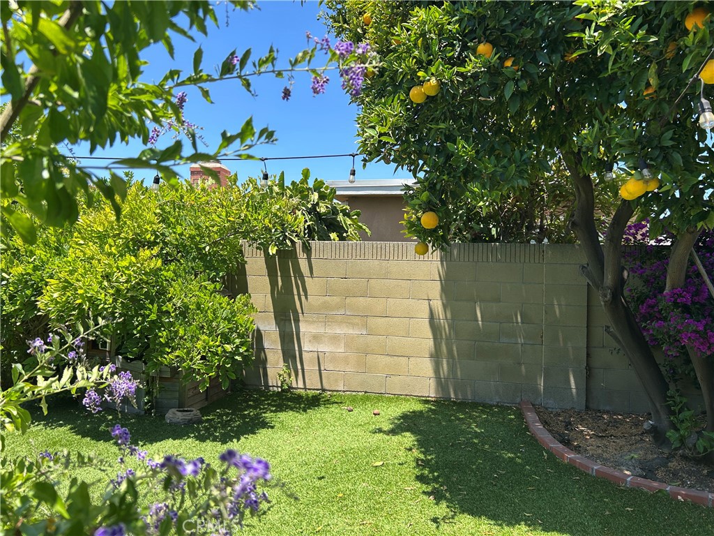 https://media.crmls.org/medias/370d97e6-d462-4ede-a891-12493bcc5b1f.jpg?preset=X-Large