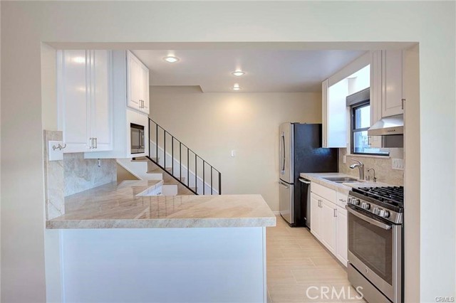 Detail Gallery Image 6 of 20 For 6800 W Oceanfront, Newport Beach,  CA 92663 - 3 Beds | 2 Baths