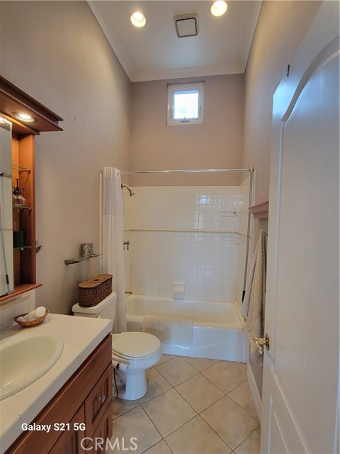 21171 B Lochlea Lane, Huntington Beach CA: https://media.crmls.org/medias/3717ee64-6bb3-4196-8b08-273c2b953f97.jpg