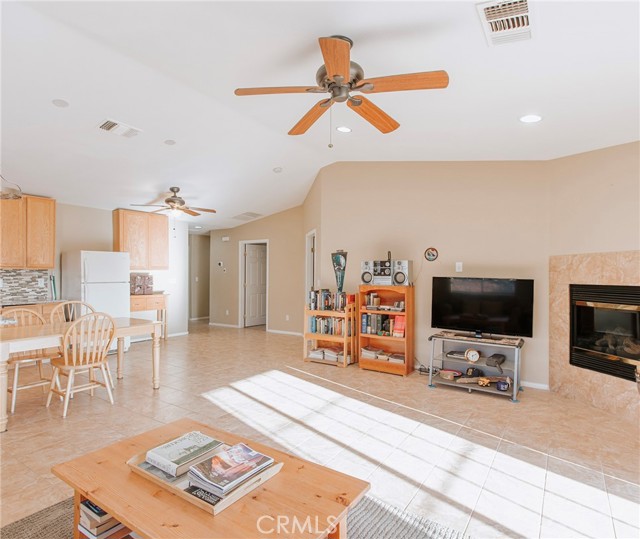 Detail Gallery Image 5 of 62 For 6082 Carmelita Ave, Yucca Valley,  CA 92284 - 3 Beds | 2 Baths
