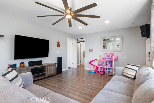 Detail Gallery Image 6 of 20 For 1711 Glenpark St, Pomona,  CA 91768 - 3 Beds | 1 Baths