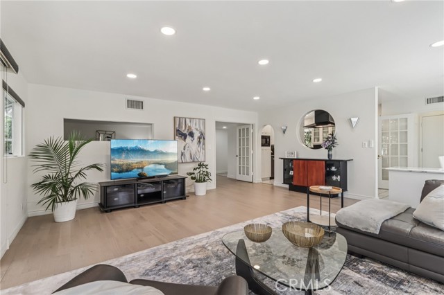 Detail Gallery Image 6 of 42 For 12131 Woodley Ave, Granada Hills,  CA 91344 - 4 Beds | 2/1 Baths