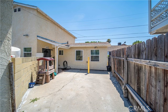 1142 E Century Boulevard, Los Angeles CA: https://media.crmls.org/medias/371cc370-d722-40bd-84fd-022d42685045.jpg