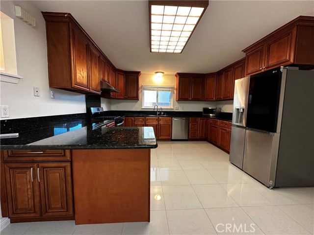 Detail Gallery Image 3 of 29 For 17475 Santa Lucia, Fountain Valley,  CA 92708 - 5 Beds | 3 Baths