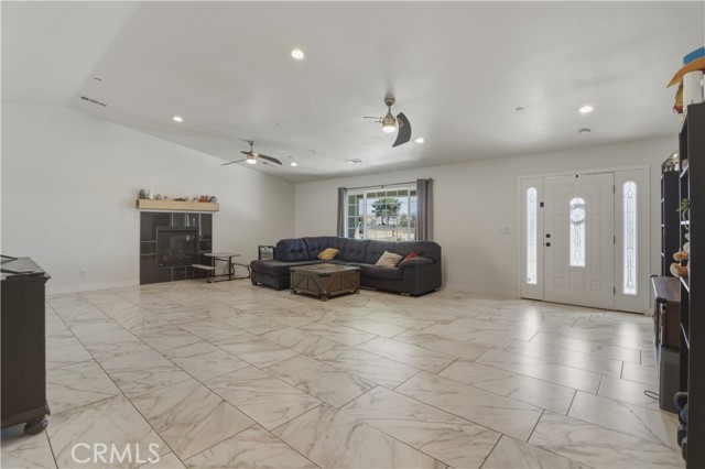 Detail Gallery Image 9 of 22 For 15688 Winnebago, Apple Valley,  CA 92307 - 4 Beds | 2/1 Baths