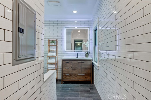 Detail Gallery Image 29 of 73 For 223 N. St. Andrews, Los Angeles,  CA 90004 - 7 Beds | 6/1 Baths