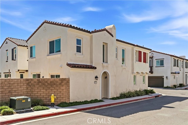 Detail Gallery Image 2 of 34 For 335 Carson Ct, Rialto,  CA 92376 - 3 Beds | 2/1 Baths