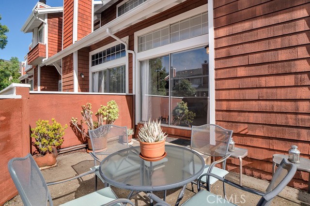 Detail Gallery Image 5 of 34 For 19431 Sherman Way #10,  Reseda,  CA 91335 - 2 Beds | 2/1 Baths