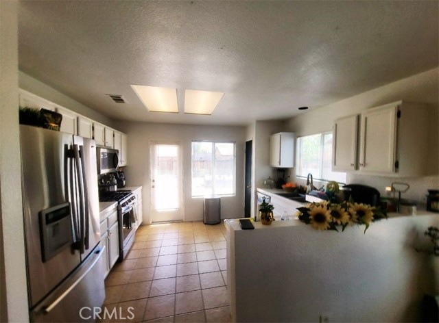 Detail Gallery Image 4 of 19 For 15249 Braxton, Adelanto,  CA 92301 - 4 Beds | 2 Baths